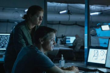 Arrival 2016 Jeremy Renner and Amy Adams
