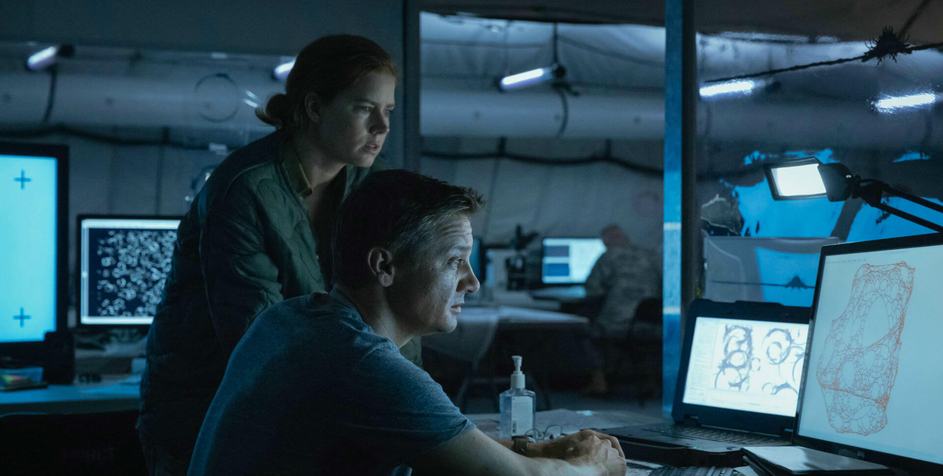 Arrival 2016 Jeremy Renner and Amy Adams